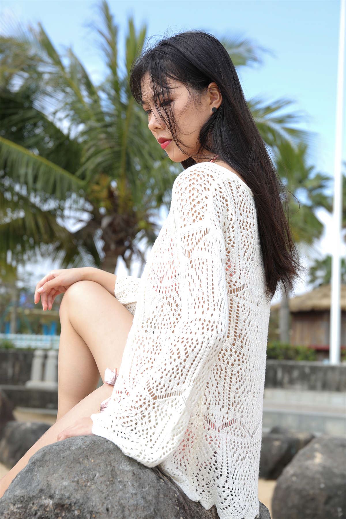海边沙滩比基尼妹子