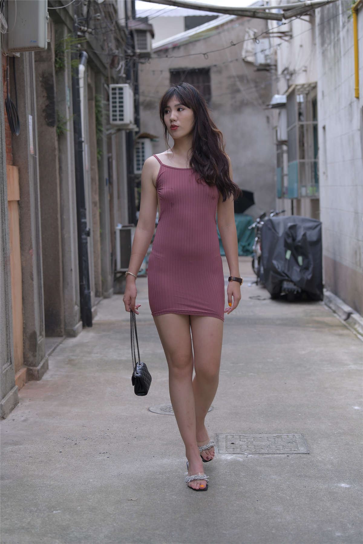 一只麋鹿摄影作品 褐色包臀裙美女