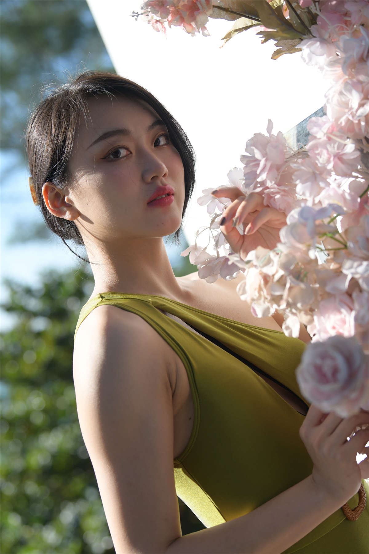 一始街拍作品 性感绿色比基尼美女