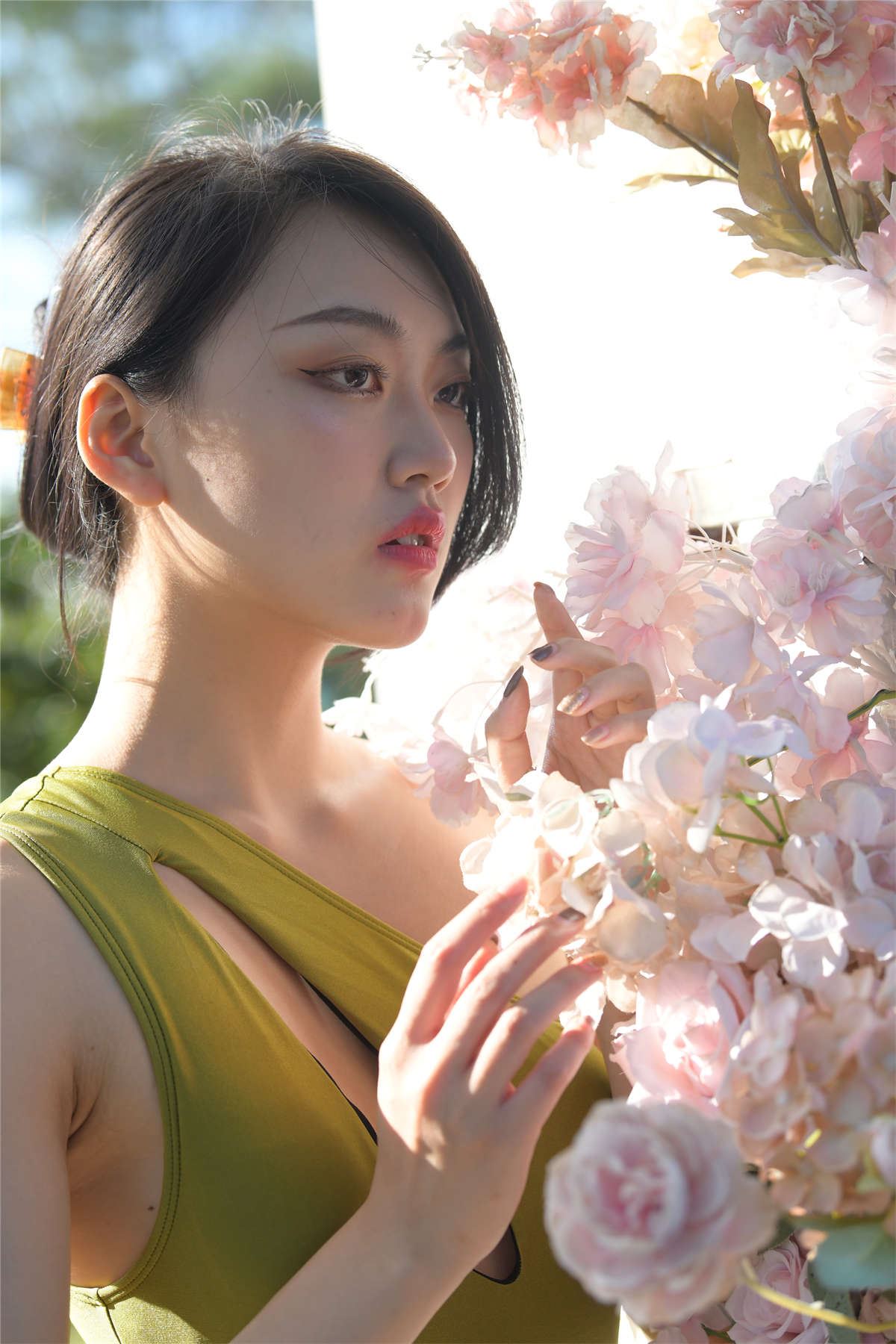一始街拍作品 性感绿色比基尼美女