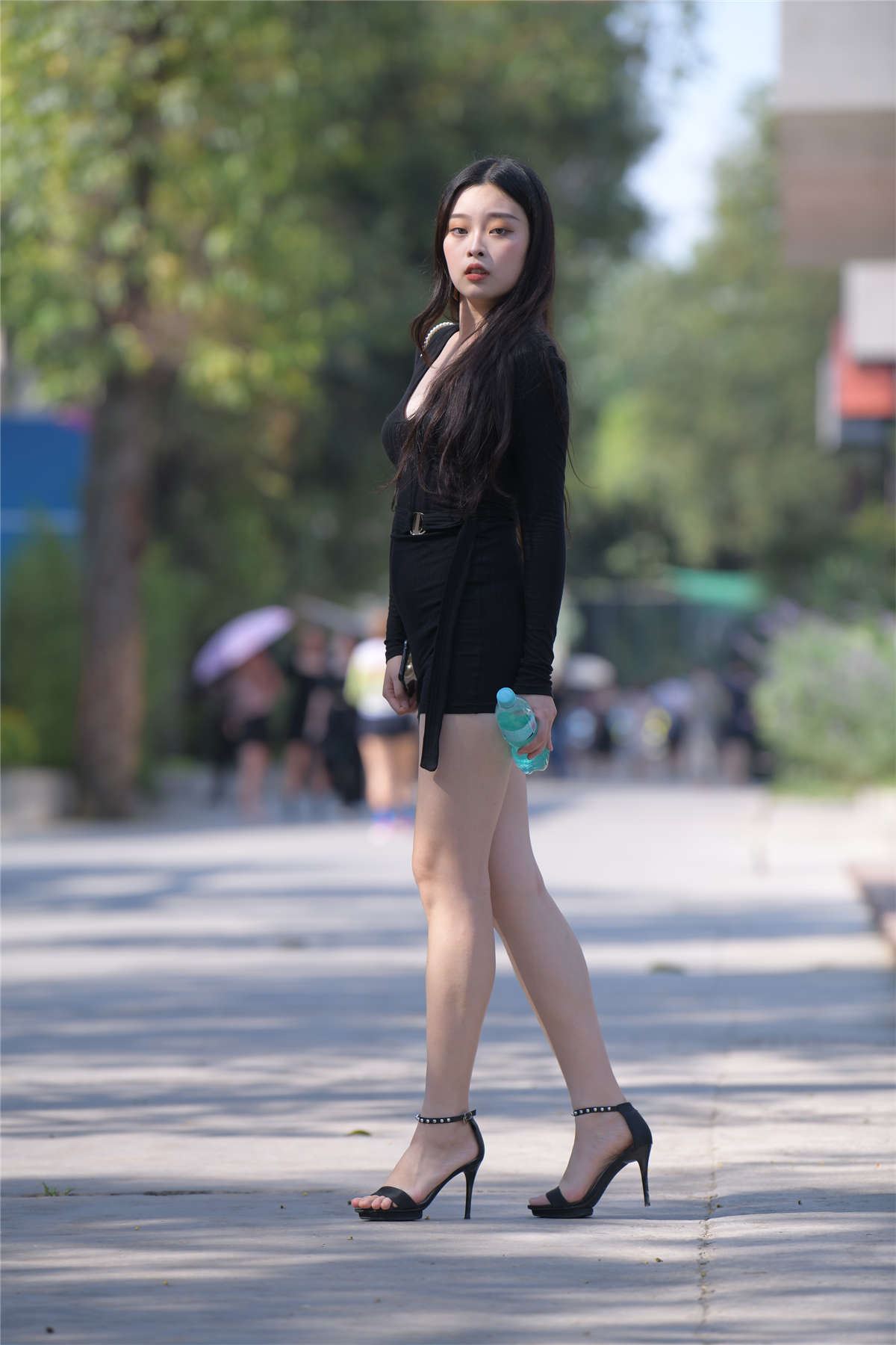 一始街拍作品 黑色紧身裙美女