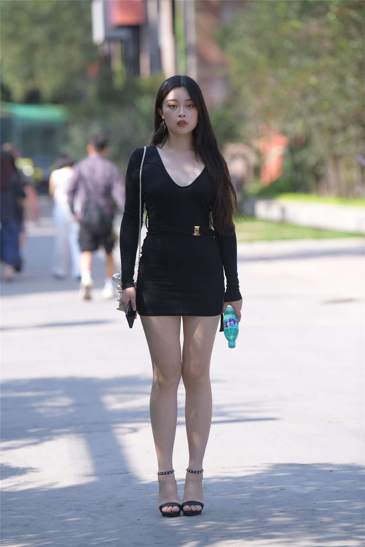 一始街拍作品 黑色紧身裙美女