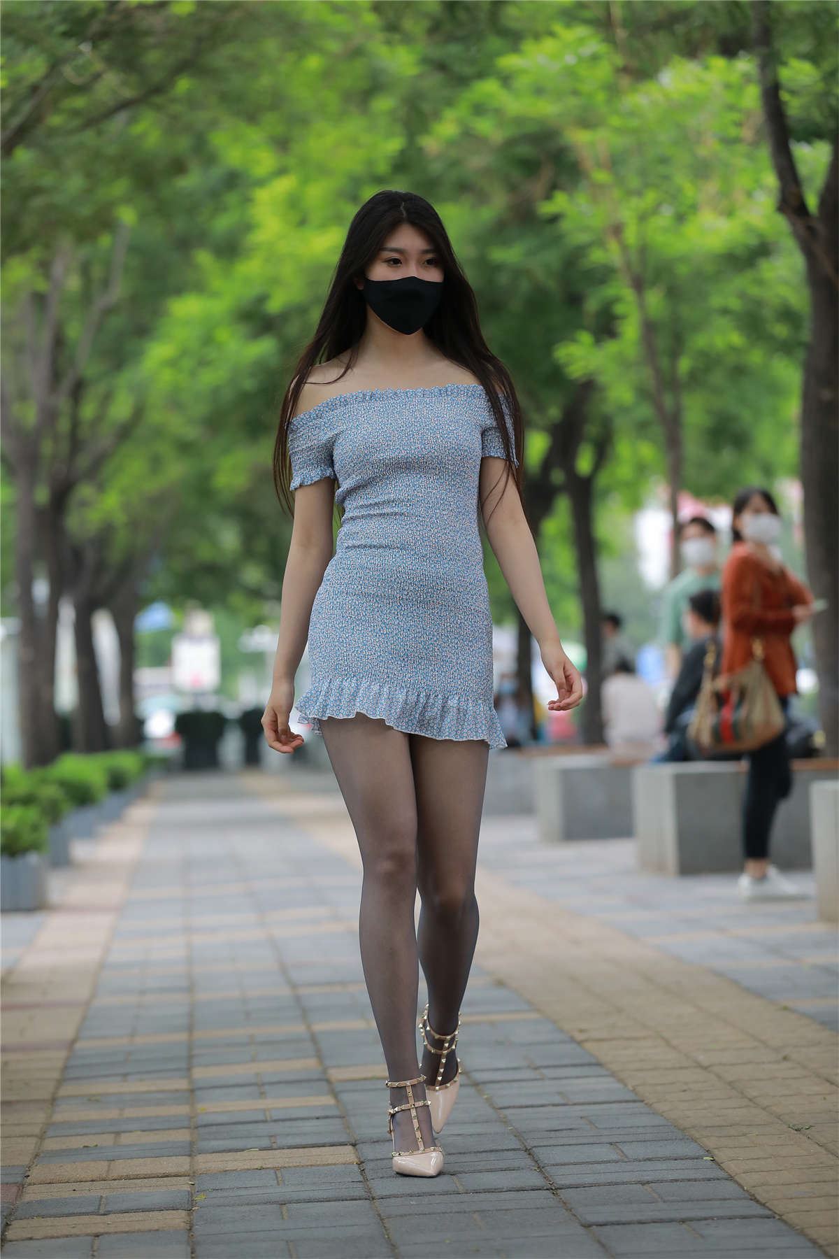 黑丝包臀裙小姐姐
