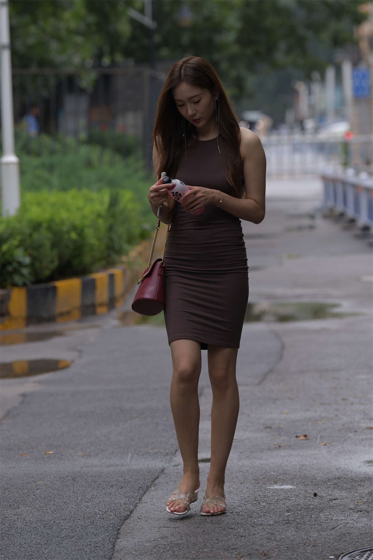 一只麋鹿摄影作品 褐色包臀裙美女