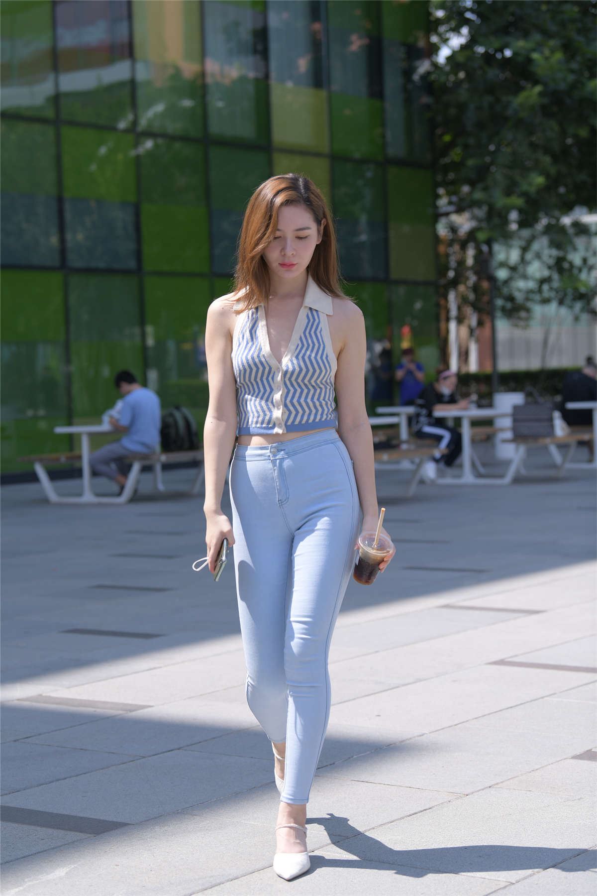 一只麋鹿摄影作品 露背蓝牛美女