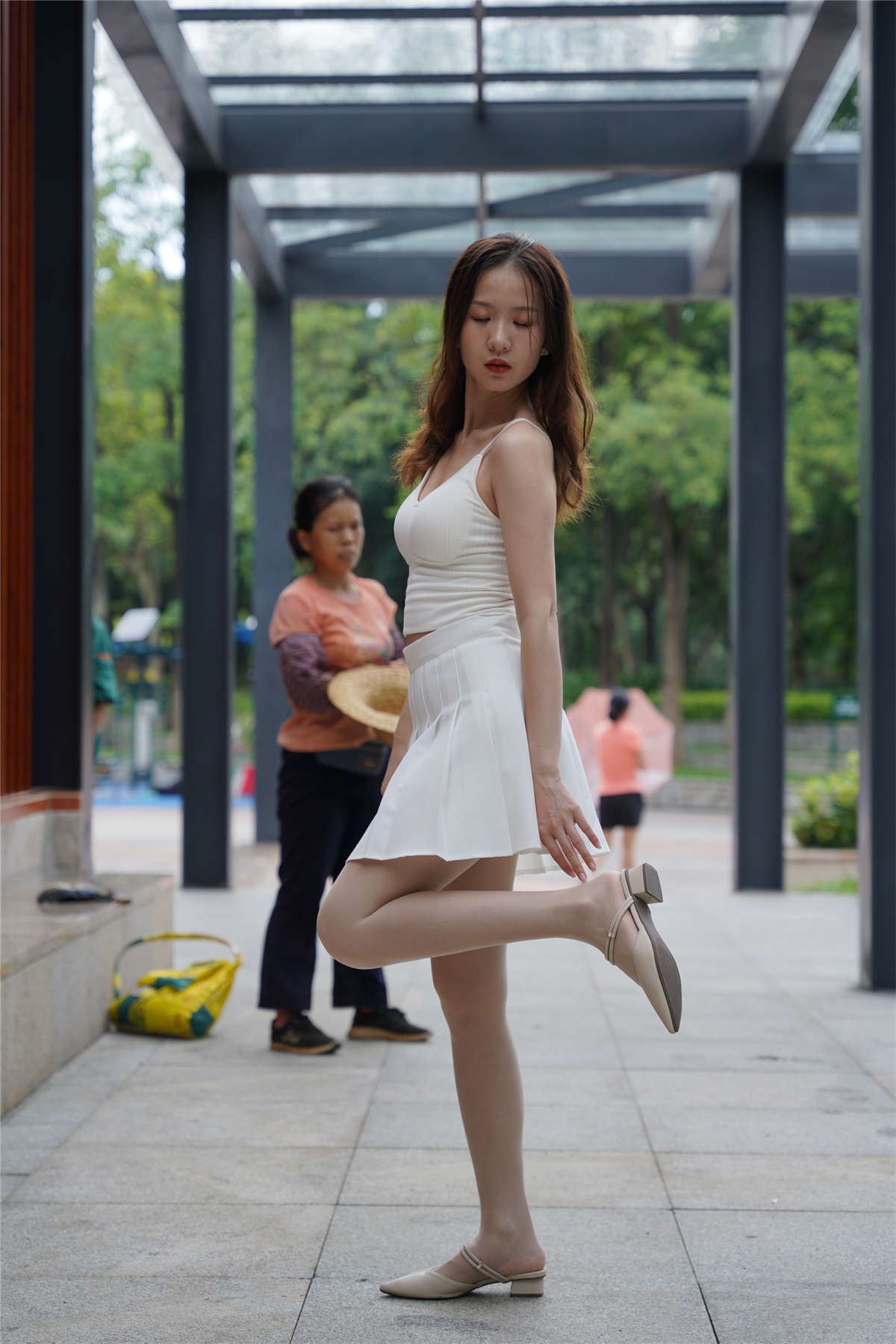 白裙裸丝小姐姐