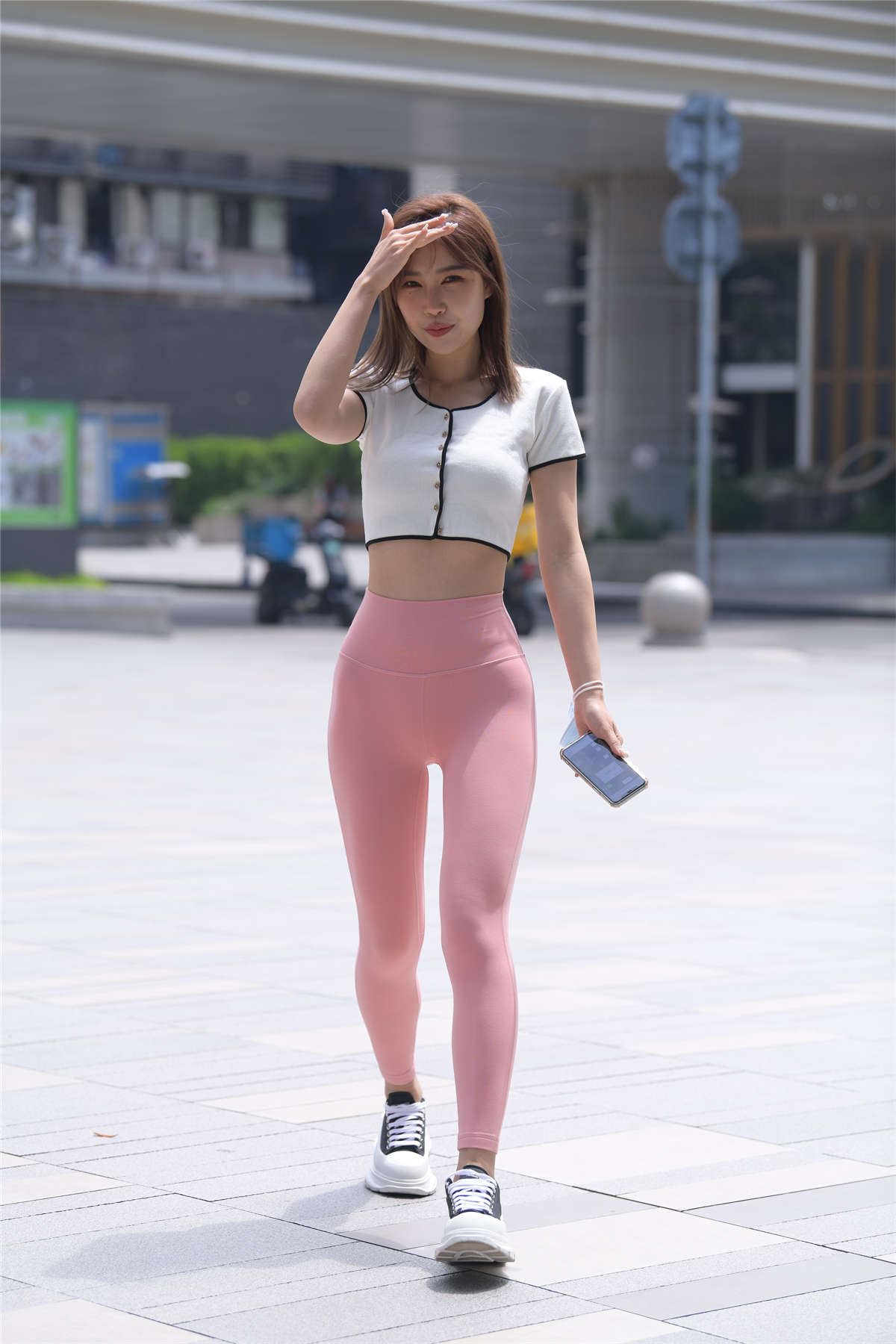一始街拍作品 粉色瑜伽裤美女