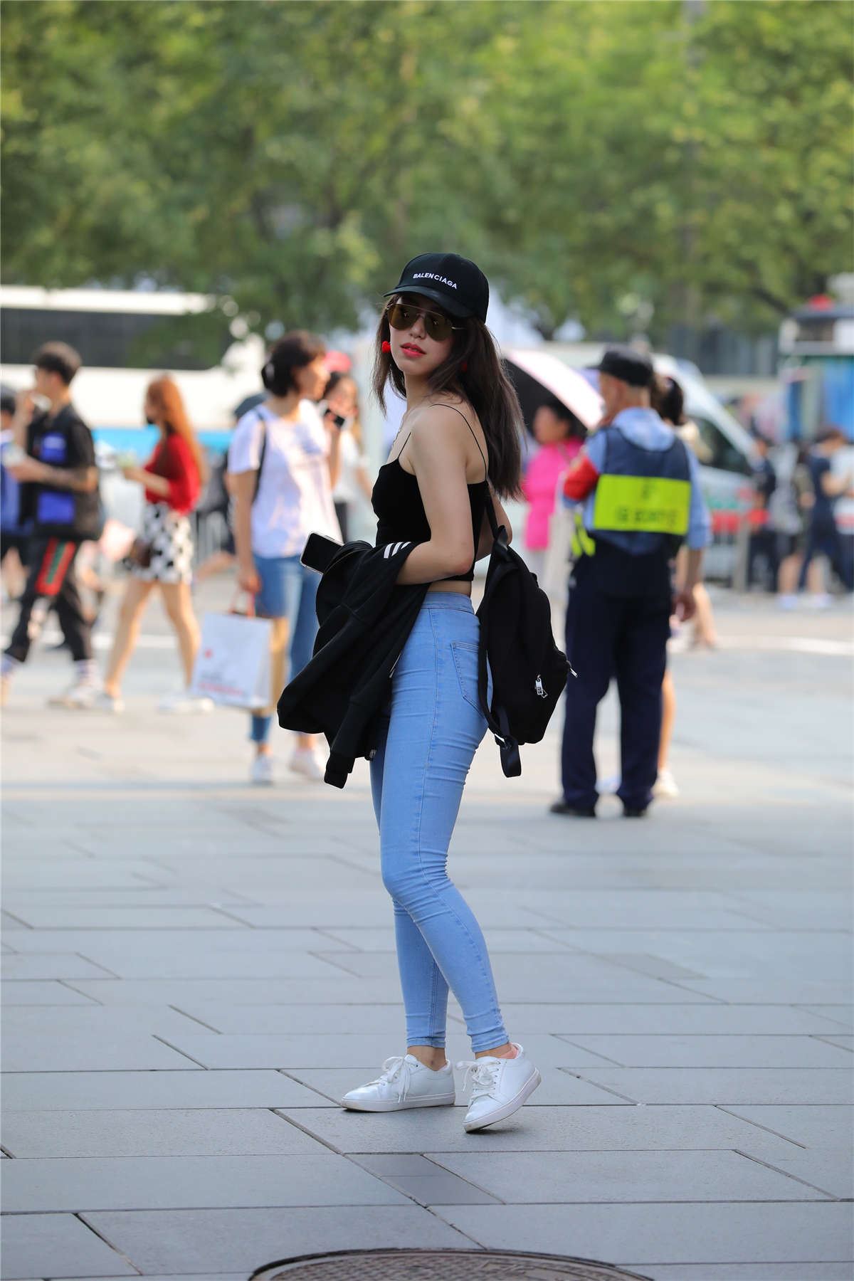 紧身牛仔妹子原图