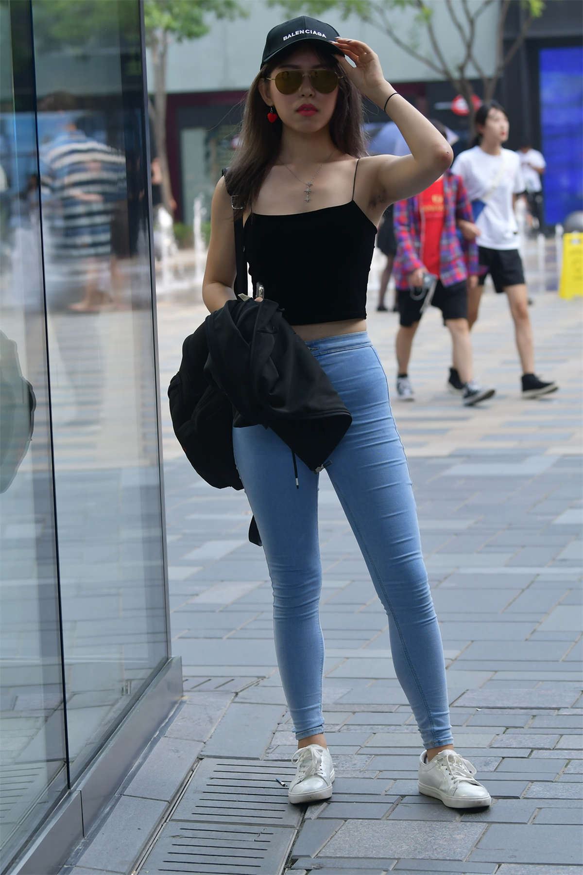紧身蓝牛墨镜美女街拍原图