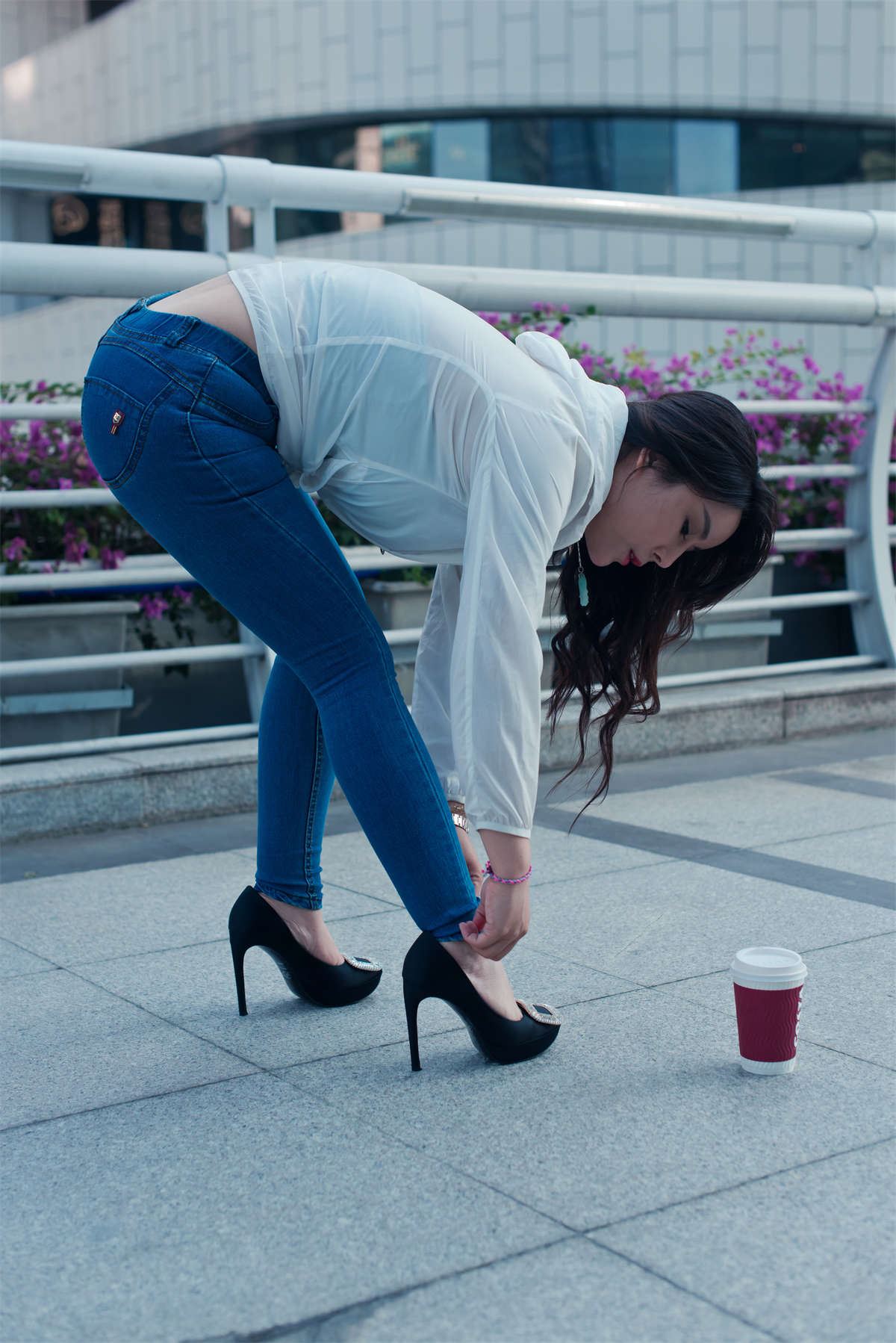 紧身牛仔模拍美女高清原图