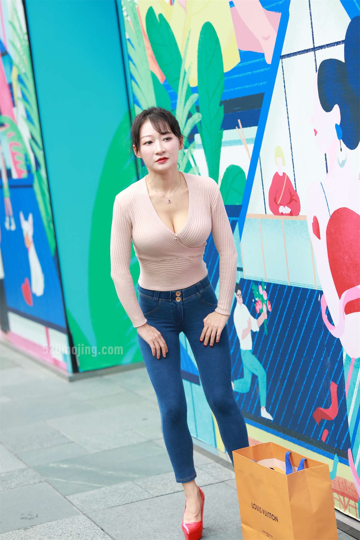 紧身牛仔红高丰满美女模拍高清图