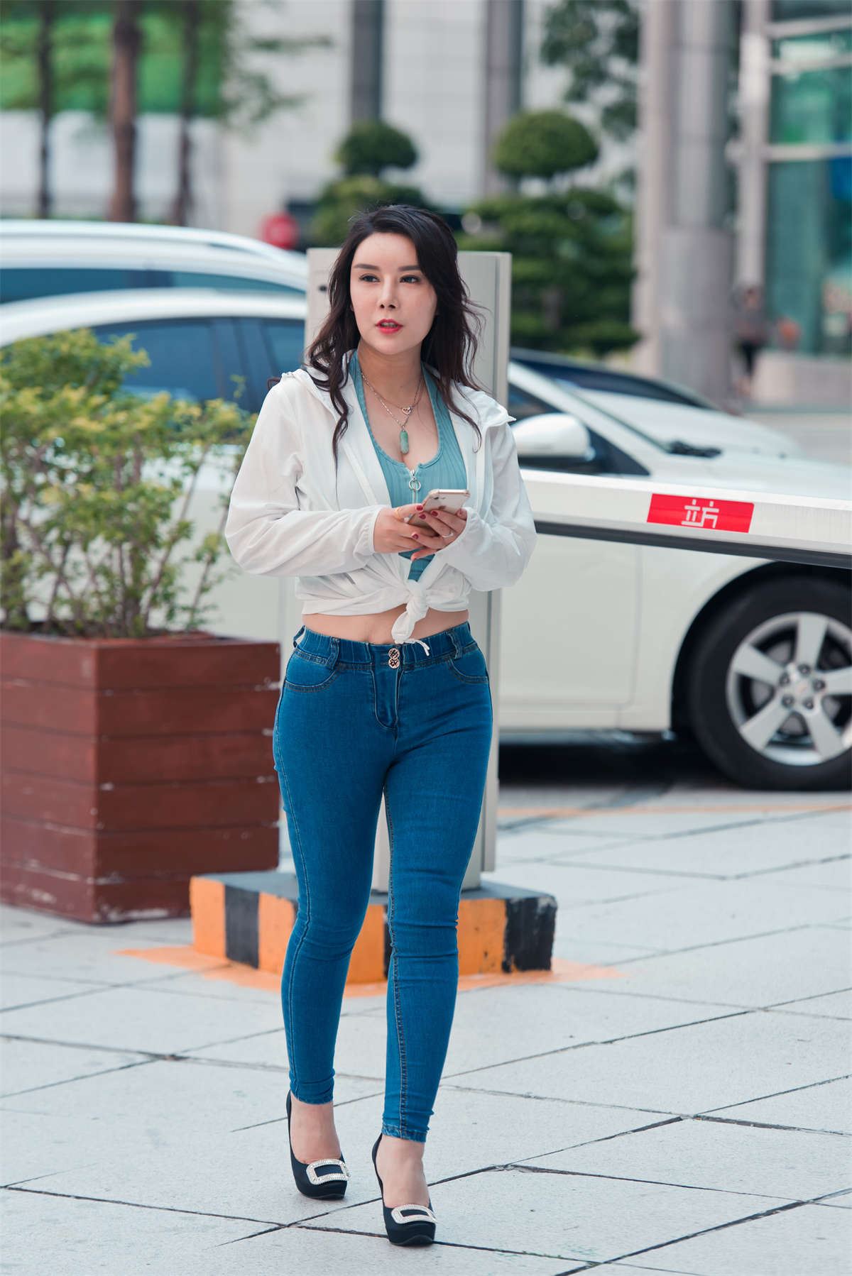 紧身牛仔模拍美女高清原图