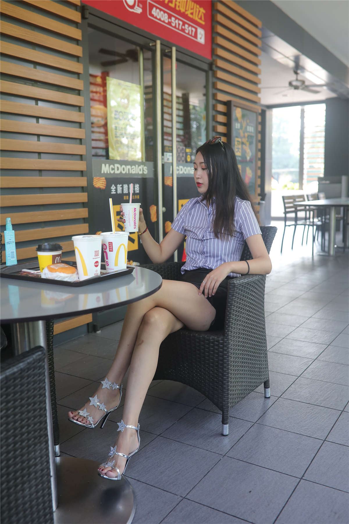 超短皮裙气质美丽美足高跟美女原图
