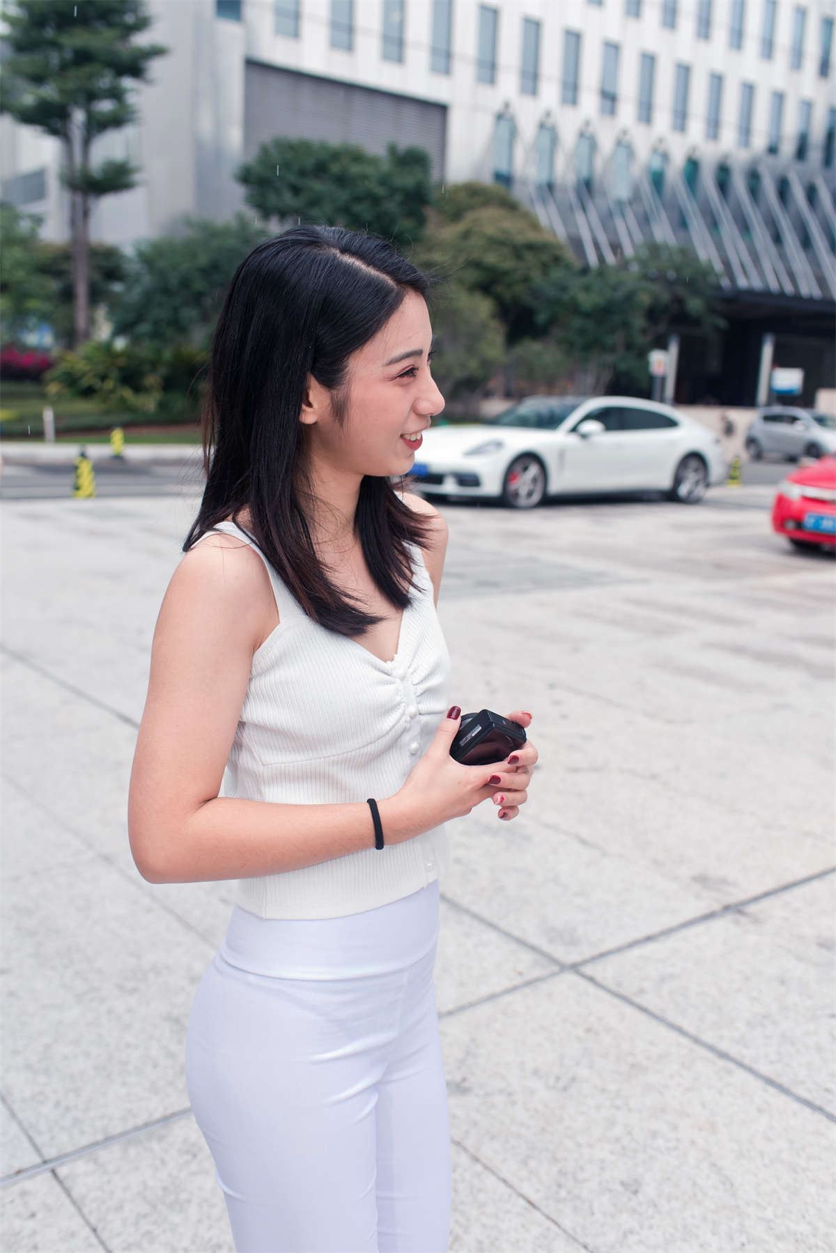 白色紧身裤美女原图