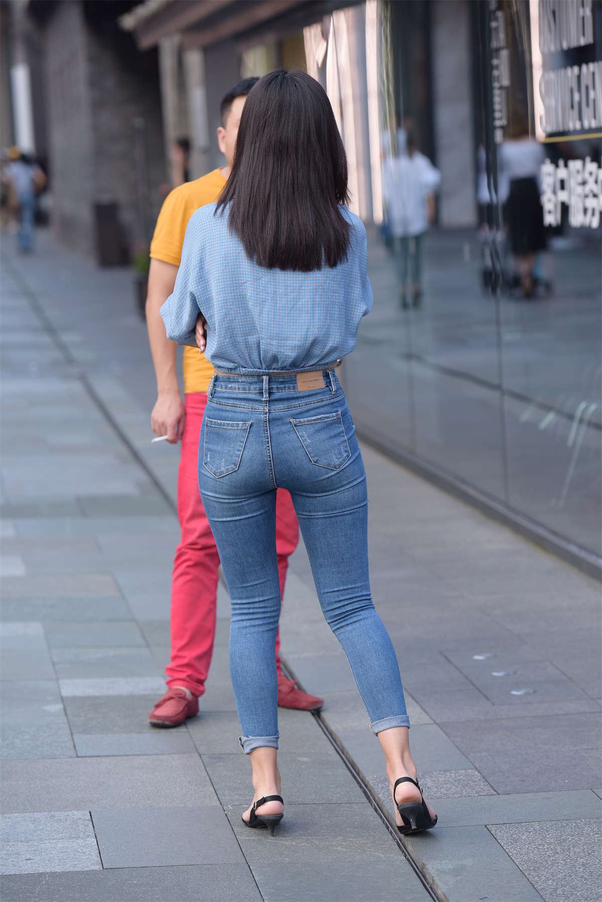 阿娜多姿的紧身裤牛仔裤美女