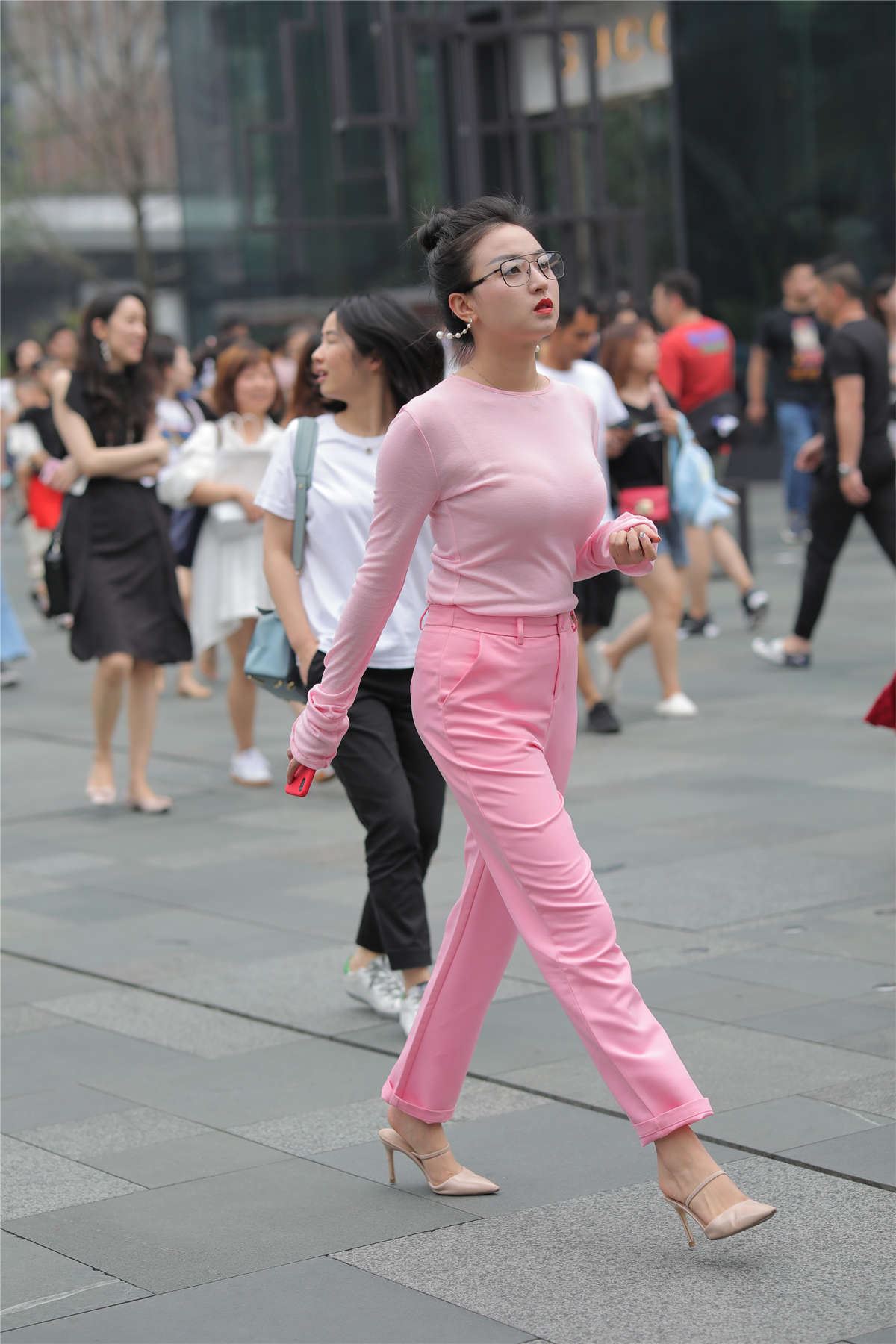 紧身裤美女,给人满满的自信!