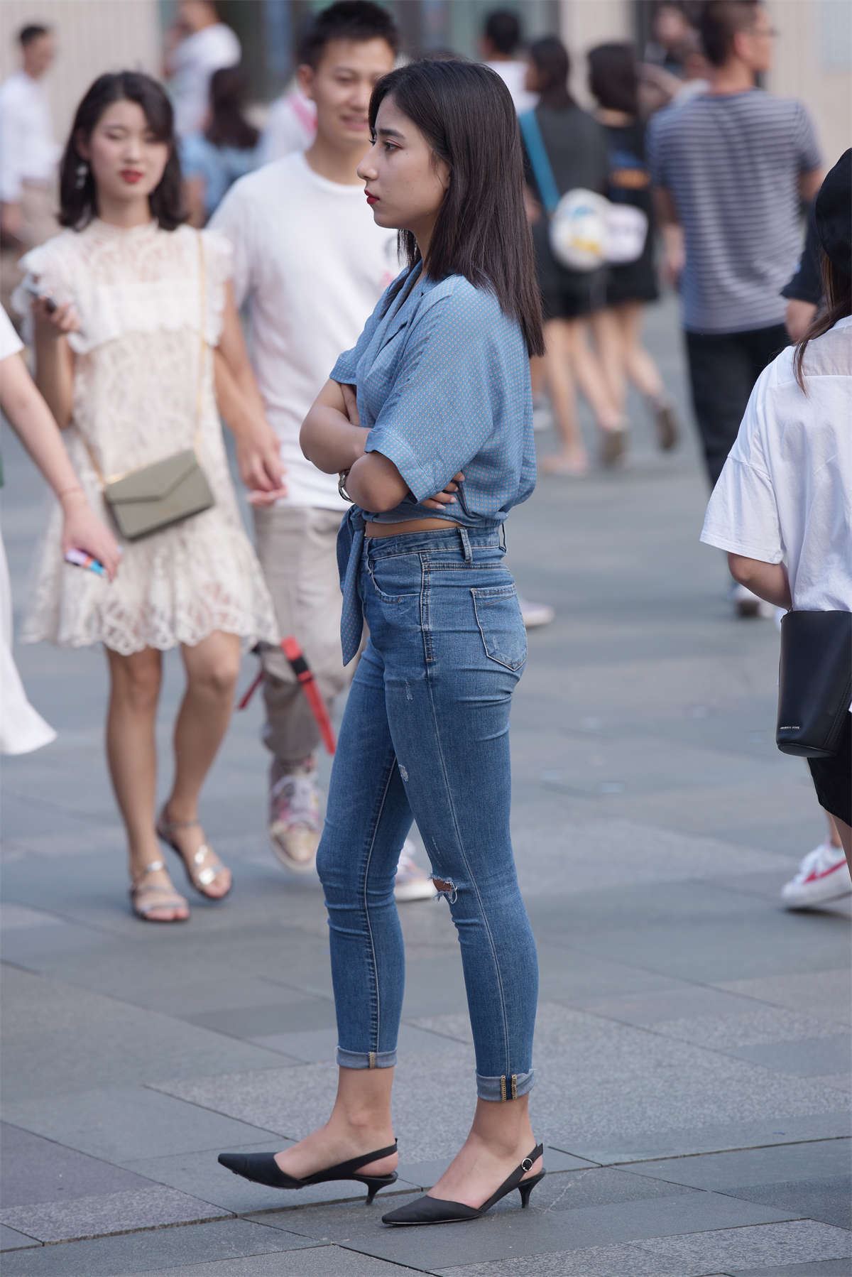 阿娜多姿的紧身裤牛仔裤美女