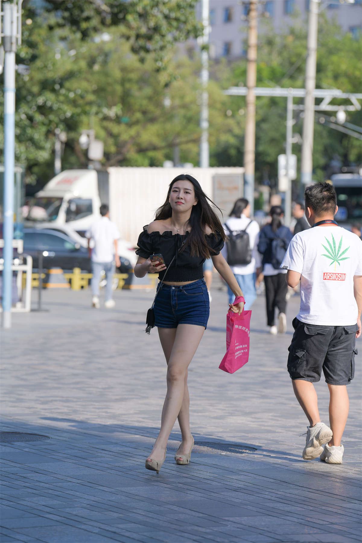 美丽动人的热裤小姐姐