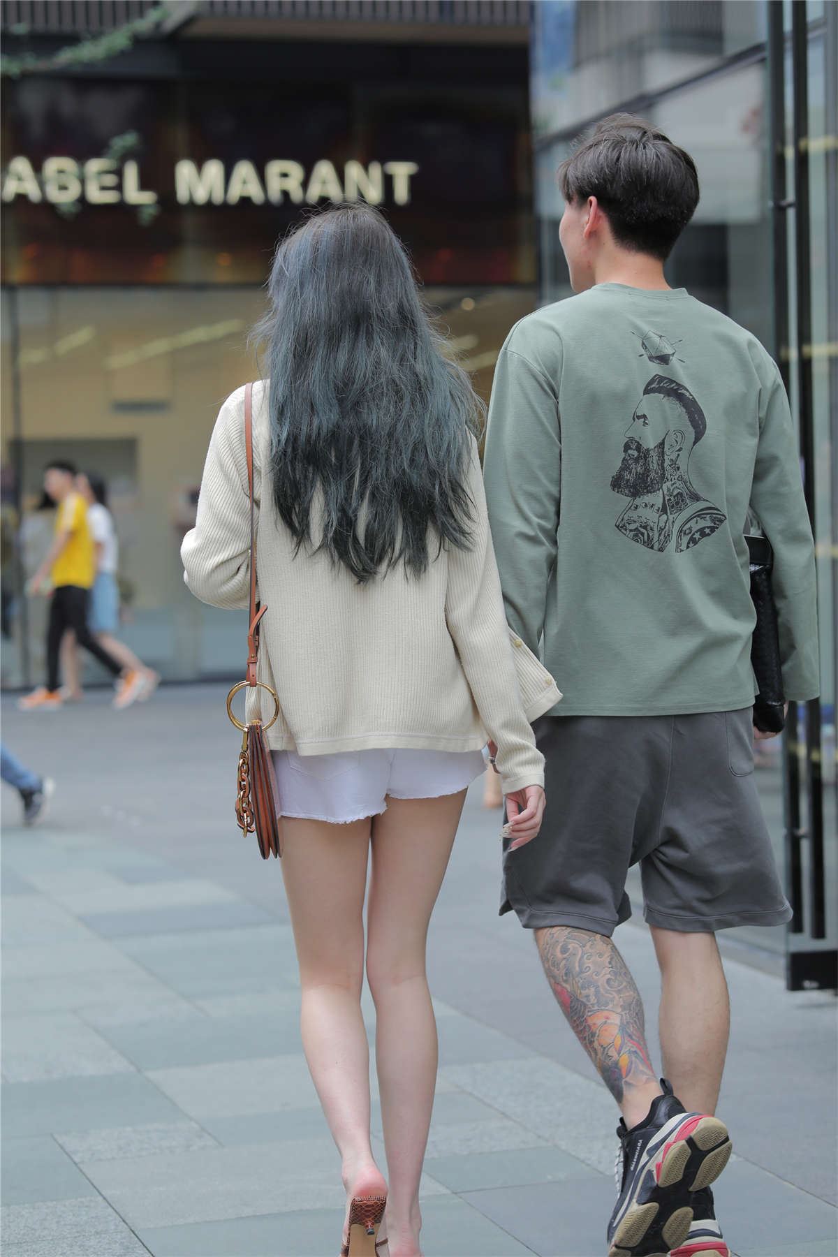你被这位热裤美女吸引了吗？