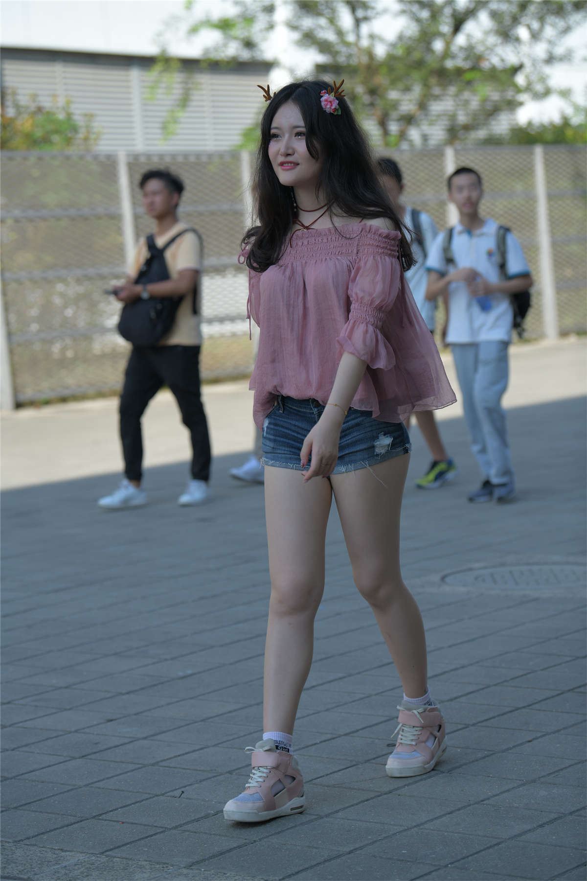 粉色衣服热裤可爱女孩高清原图