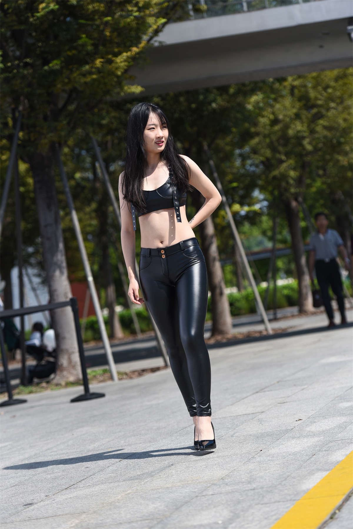 紧身皮裤美女模拍原图