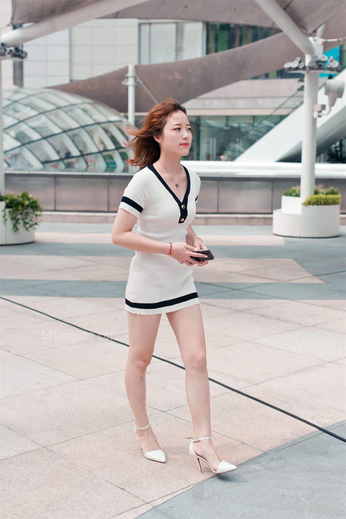 白色超短连衣裙高跟美腿美女图集