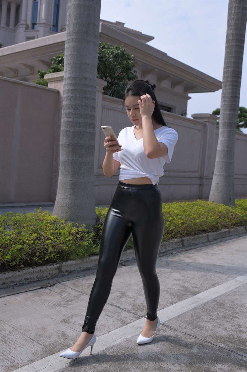 紧身黑皮裤性感美女高清原图