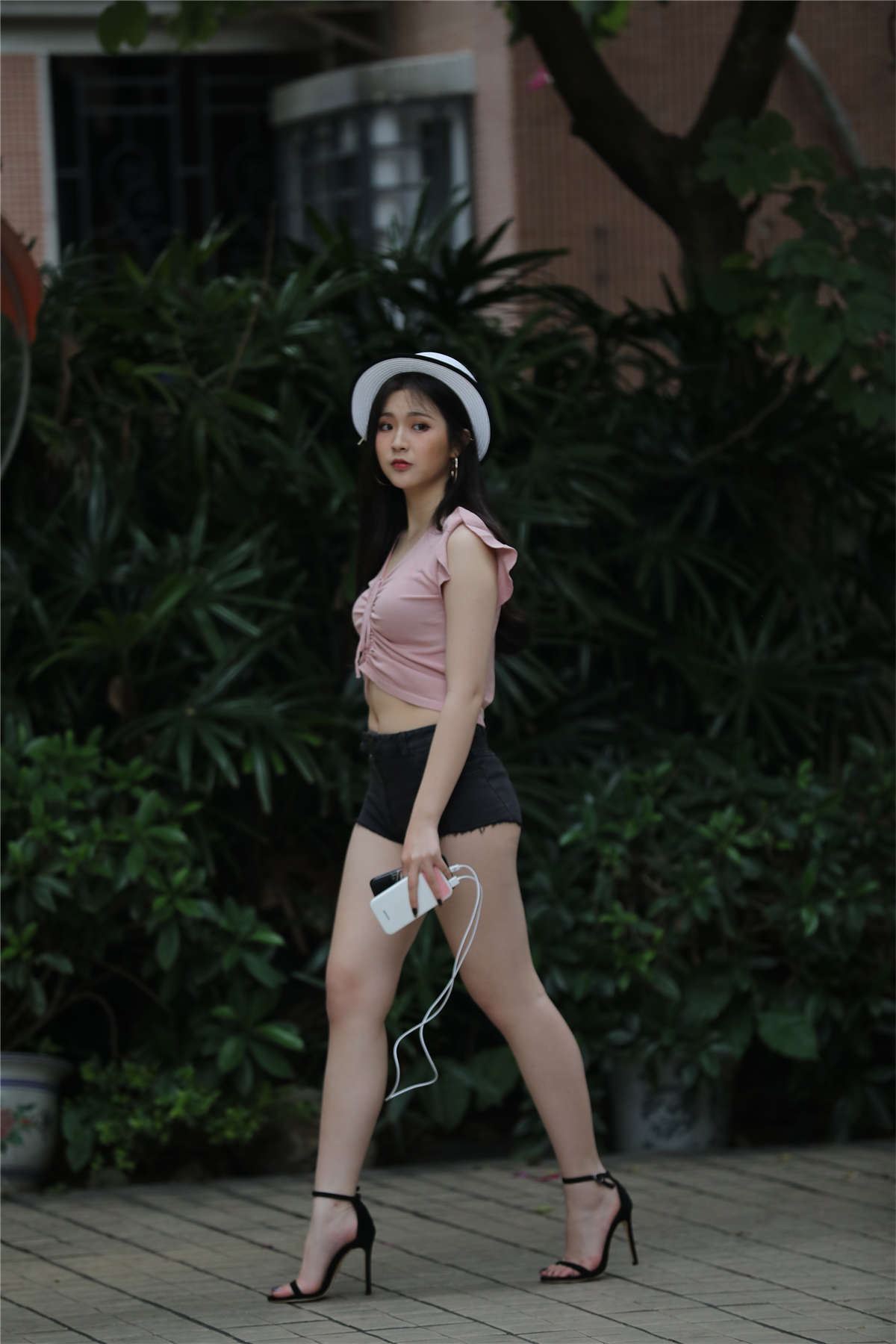 粉衣超短裤白色帽子美女高清原图