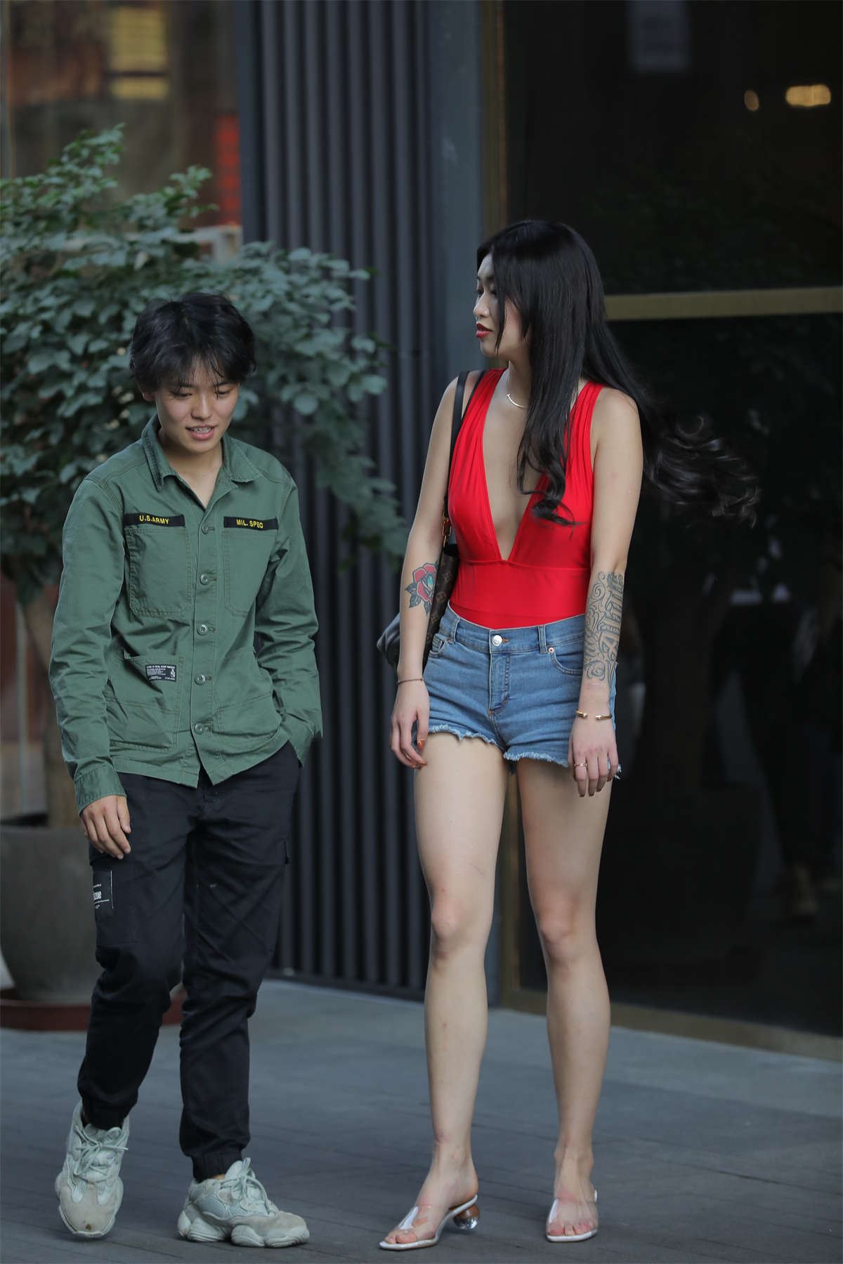 牛仔热裤美女