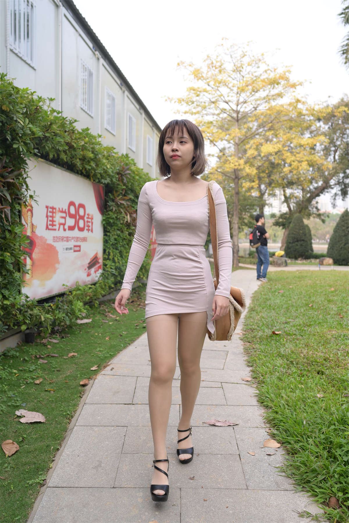 庭中的美女