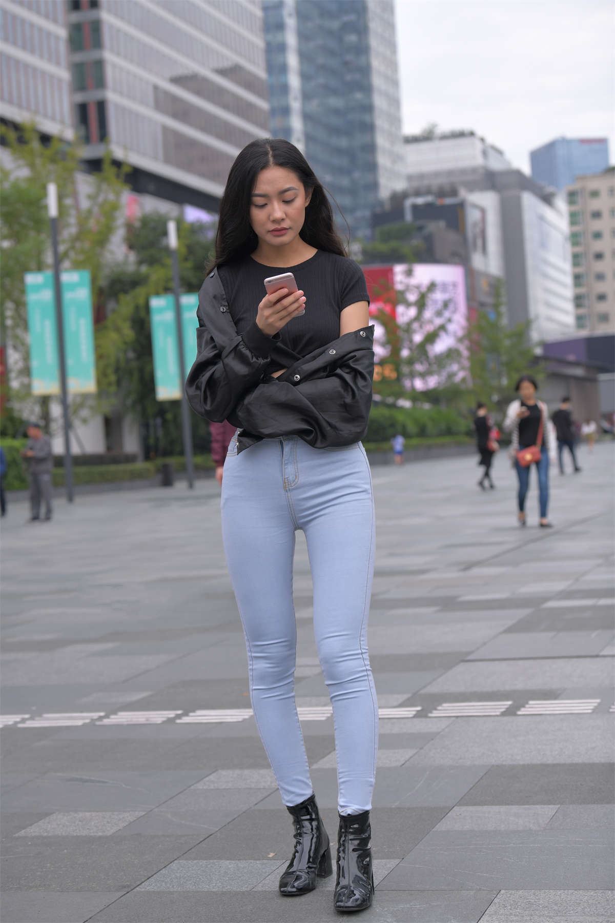 紧身牛仔美臀美女