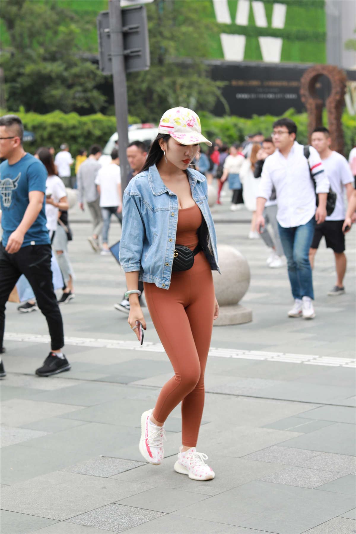 枣色紧身衣丰满模拍美女原图
