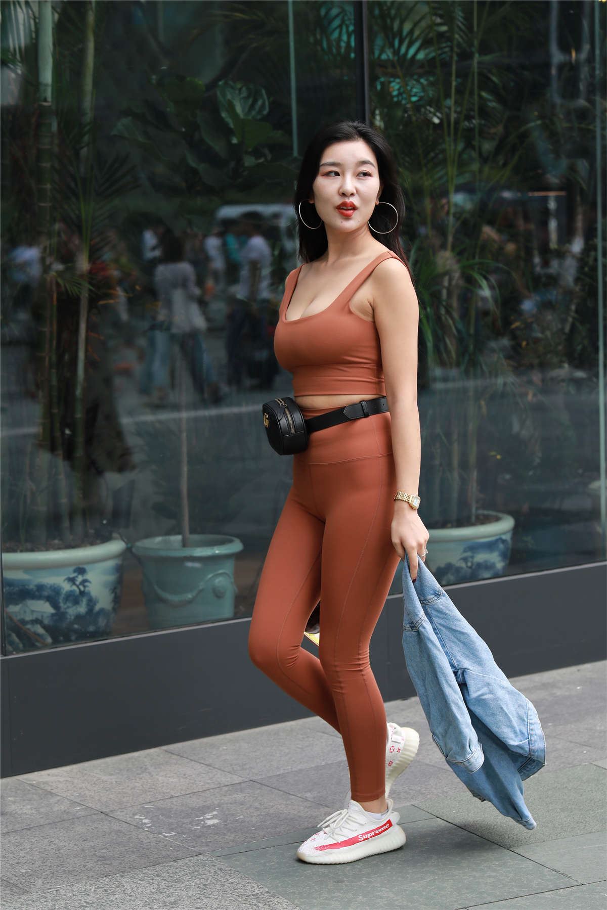 枣色紧身衣丰满模拍美女原图