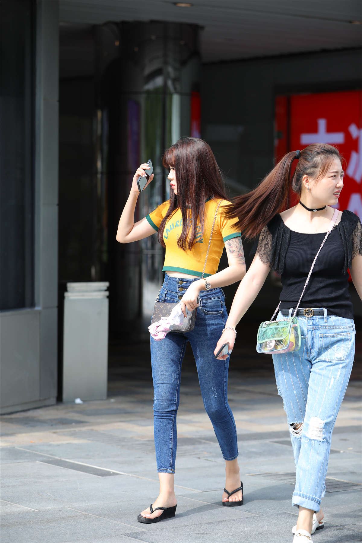 黄色T恤街拍紧身牛仔美眉原图