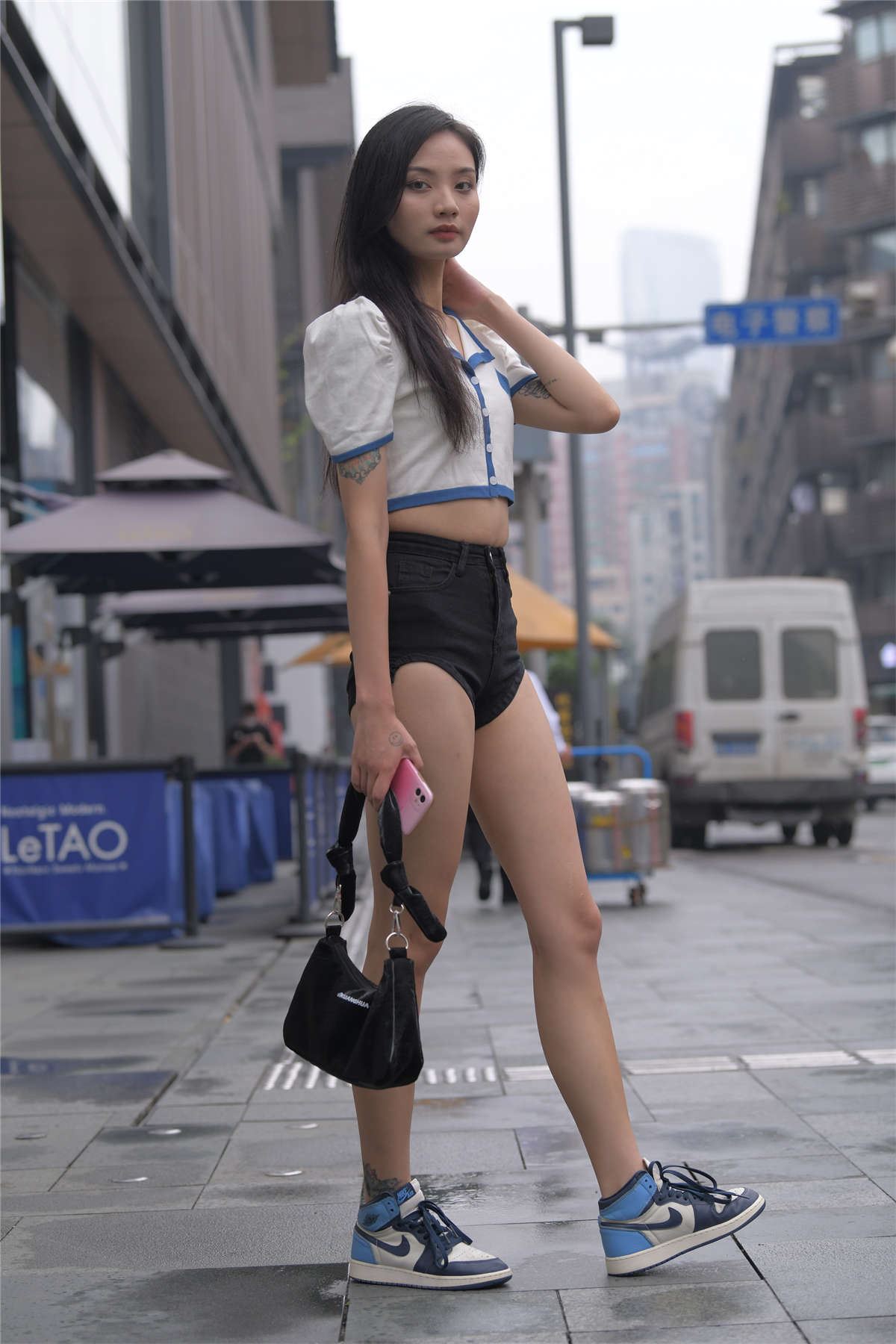 一始街拍作品 黑色热裤美女