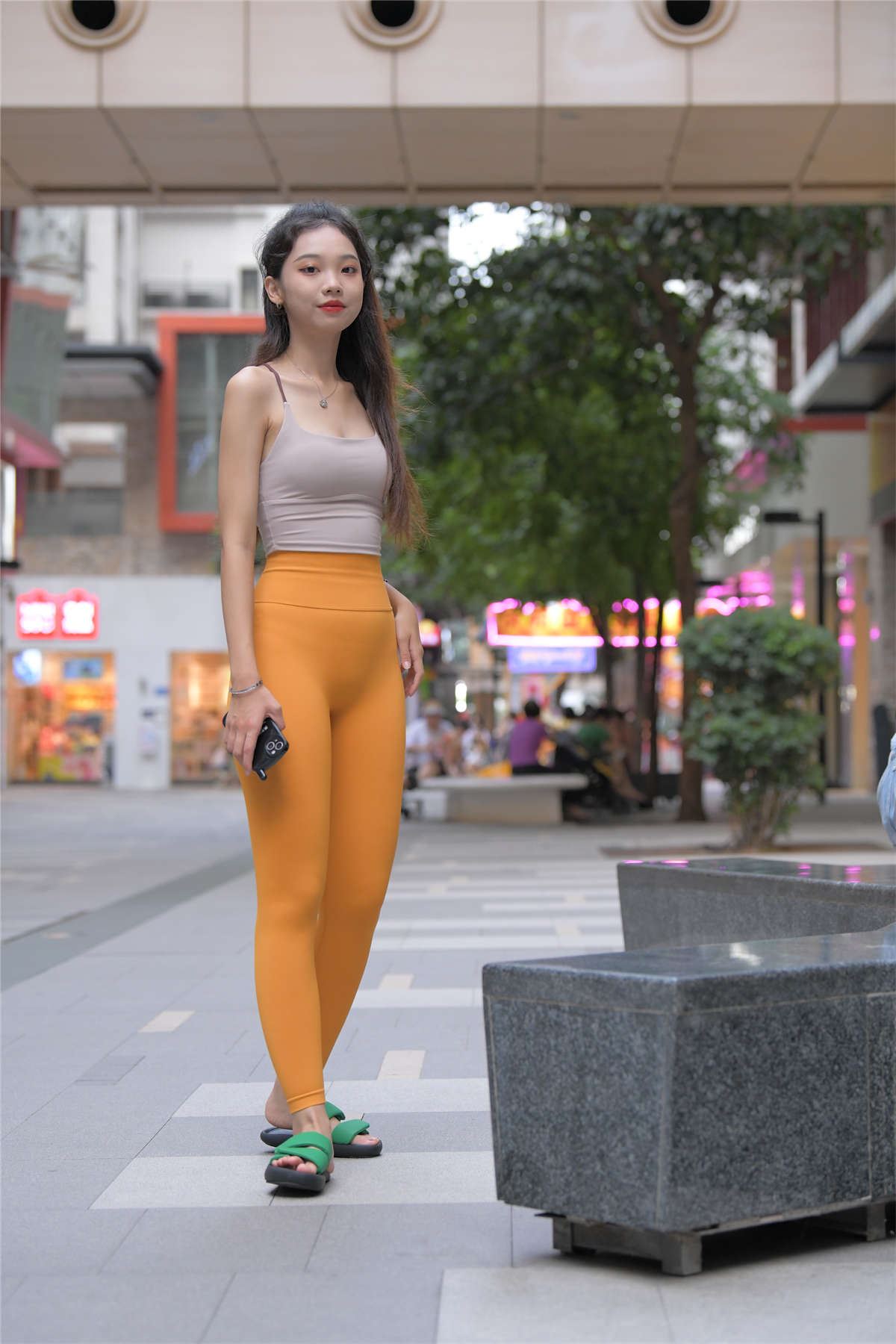 一始街拍作品 黄色瑜伽裤小妹