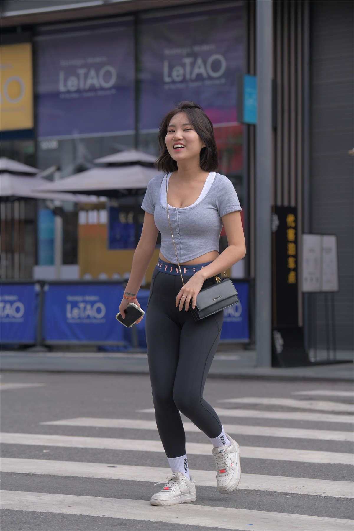 一始街拍作品 黑色瑜伽裤美女