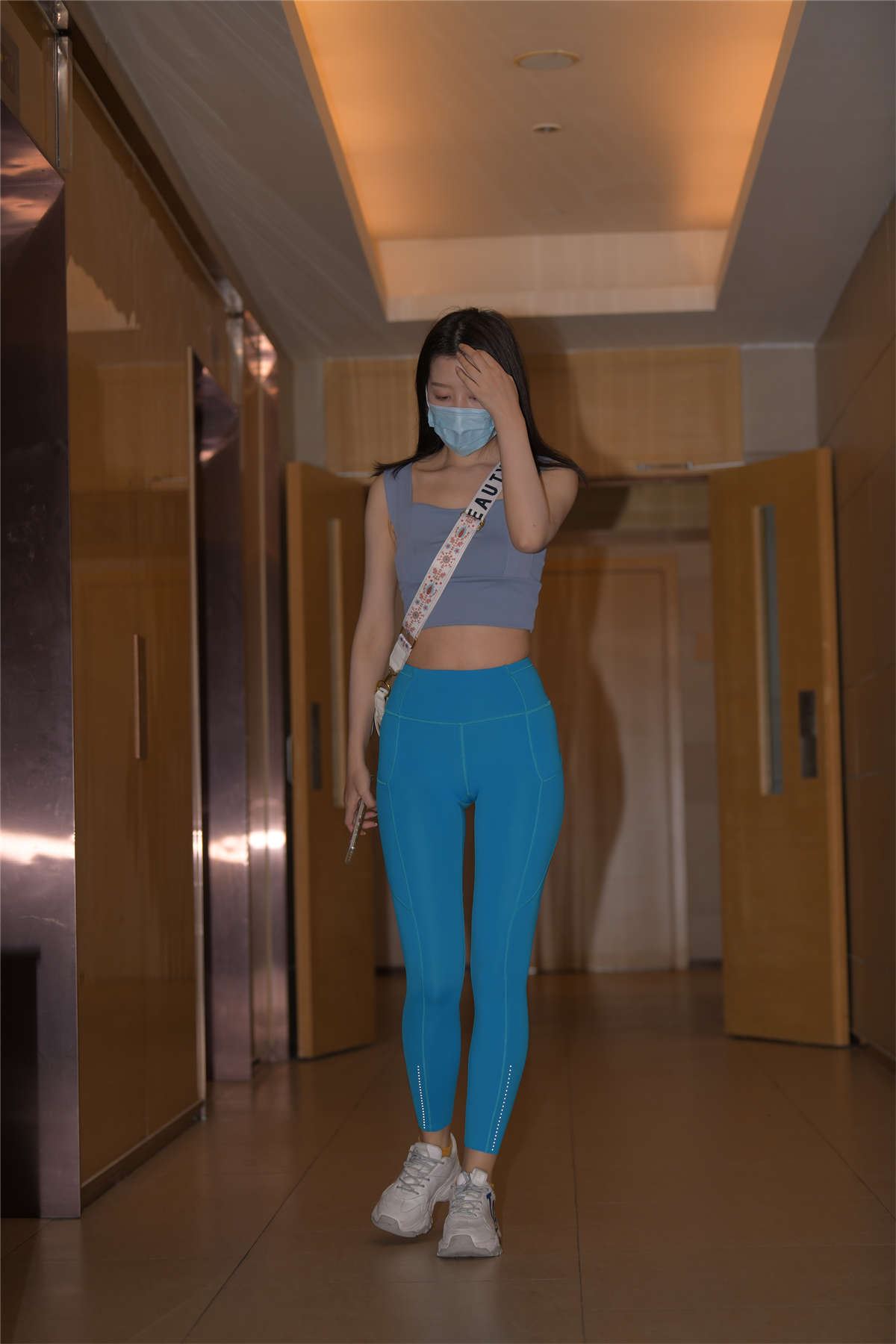 一始街拍作品 蓝色瑜伽裤美女