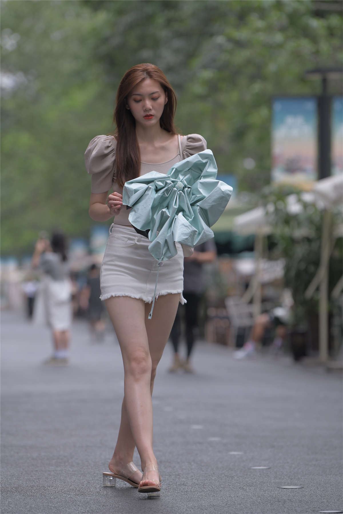 一始街拍作品 白裙美女