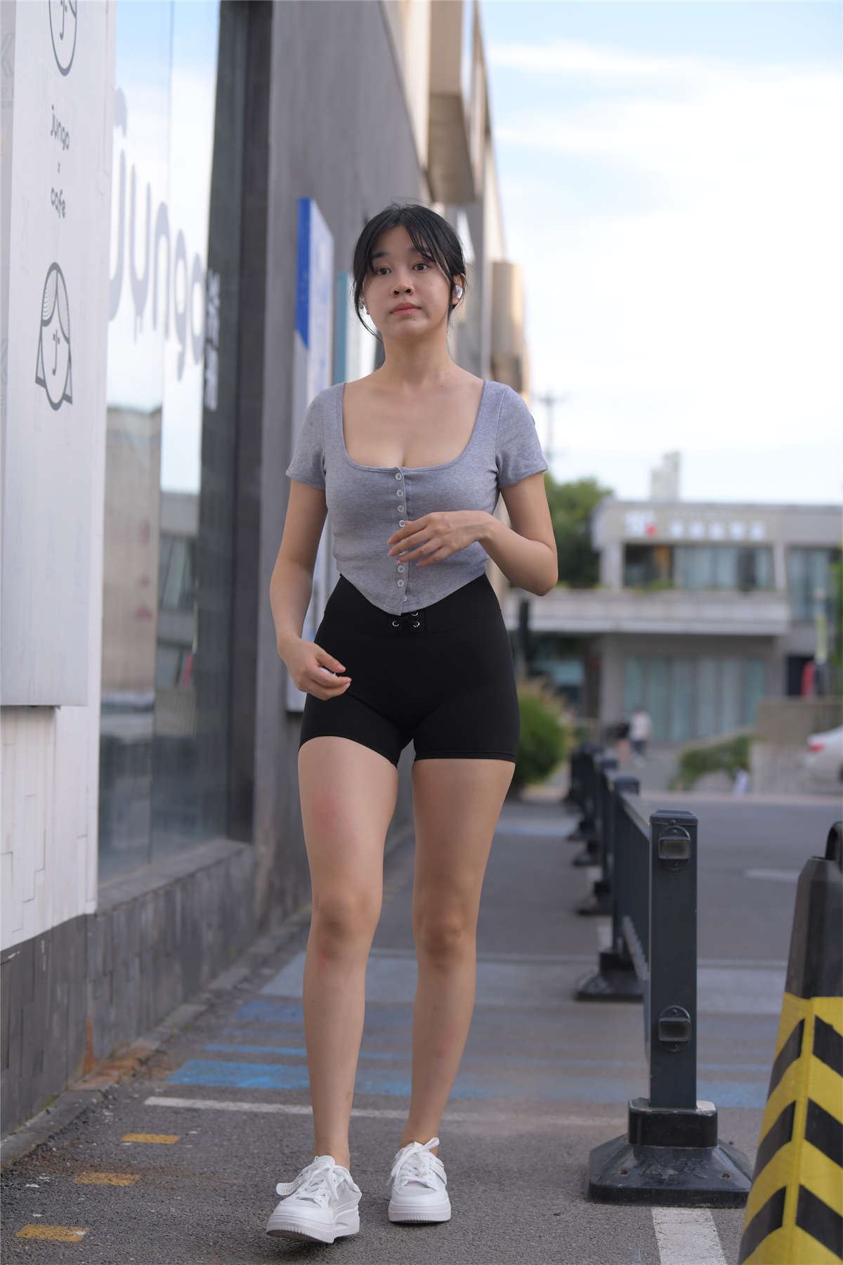 一始街拍作品 喜欢看星座的女孩