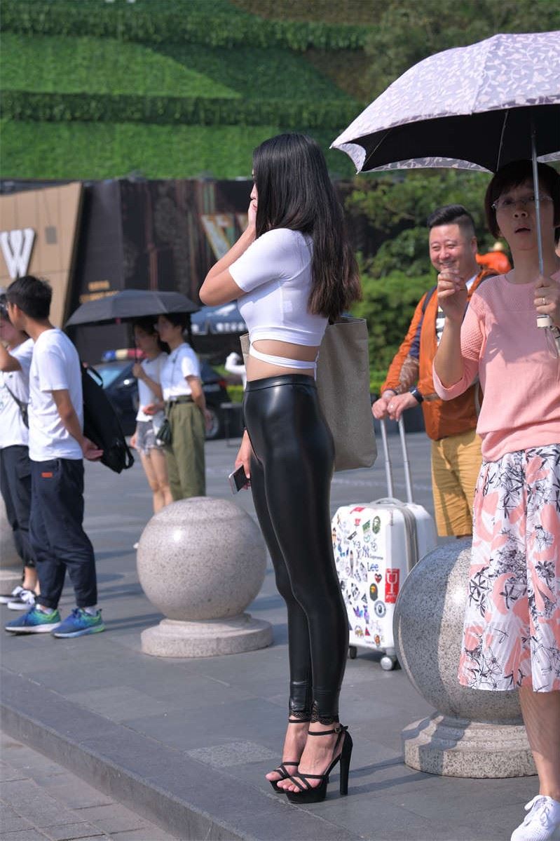身姿挺拔紧身皮裤美女图片第1部