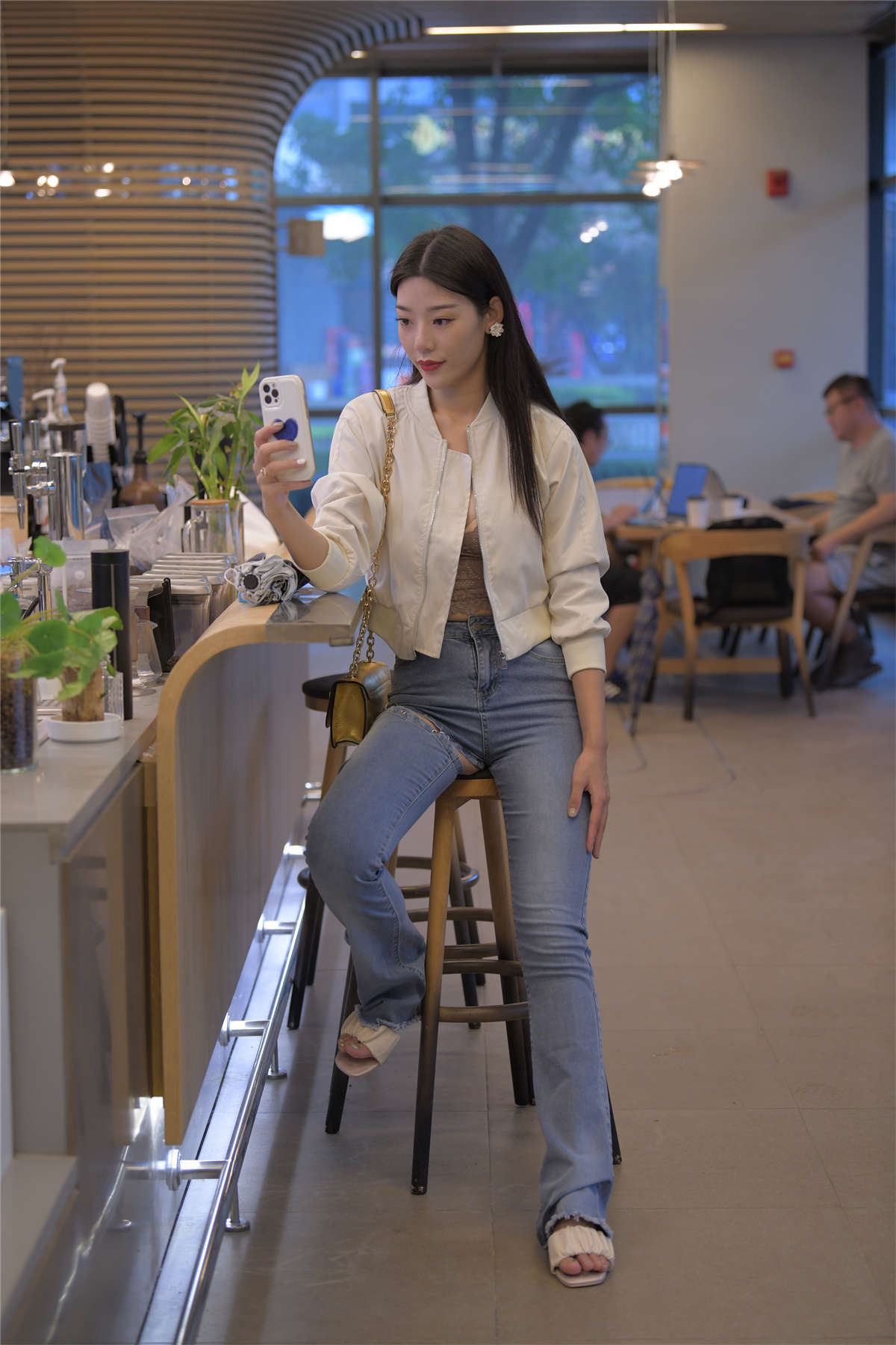 一始街拍作品 牛仔裤美女