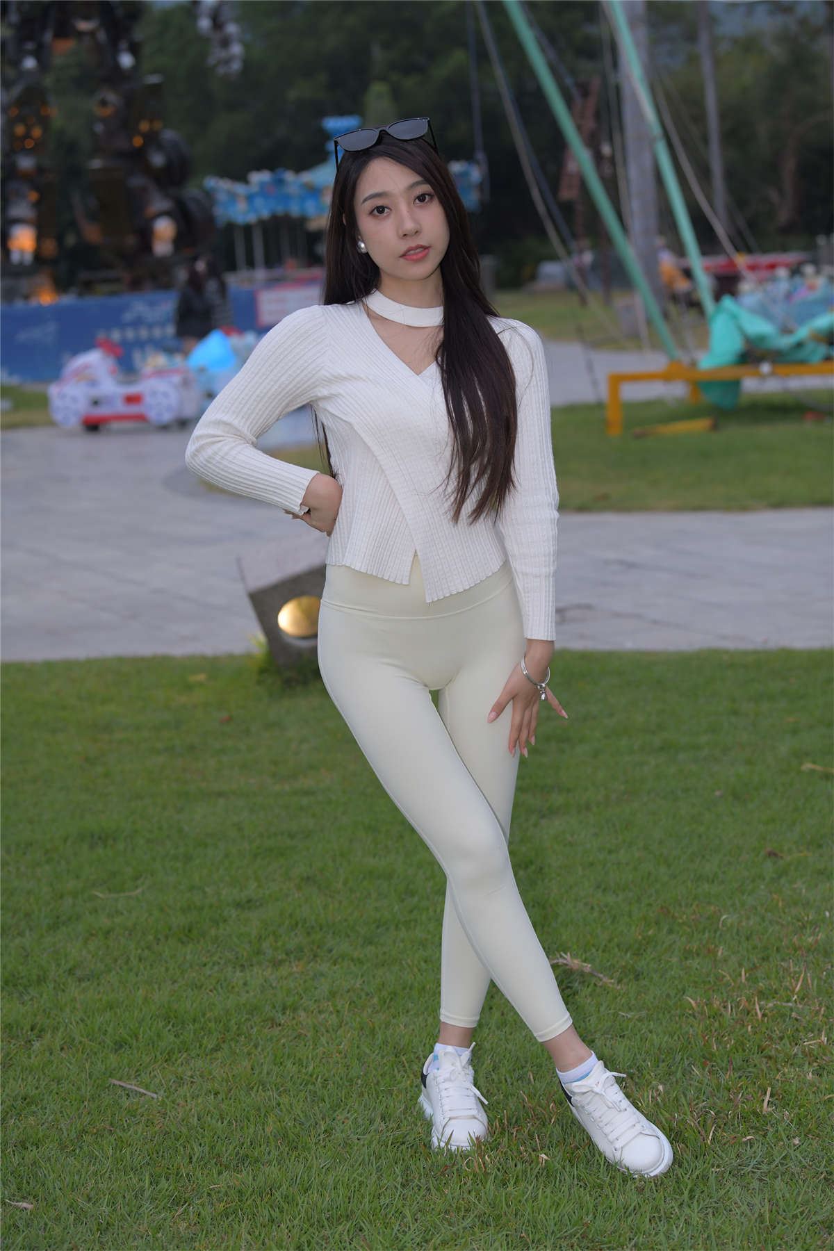 一始街拍作品 白色瑜伽裤美女