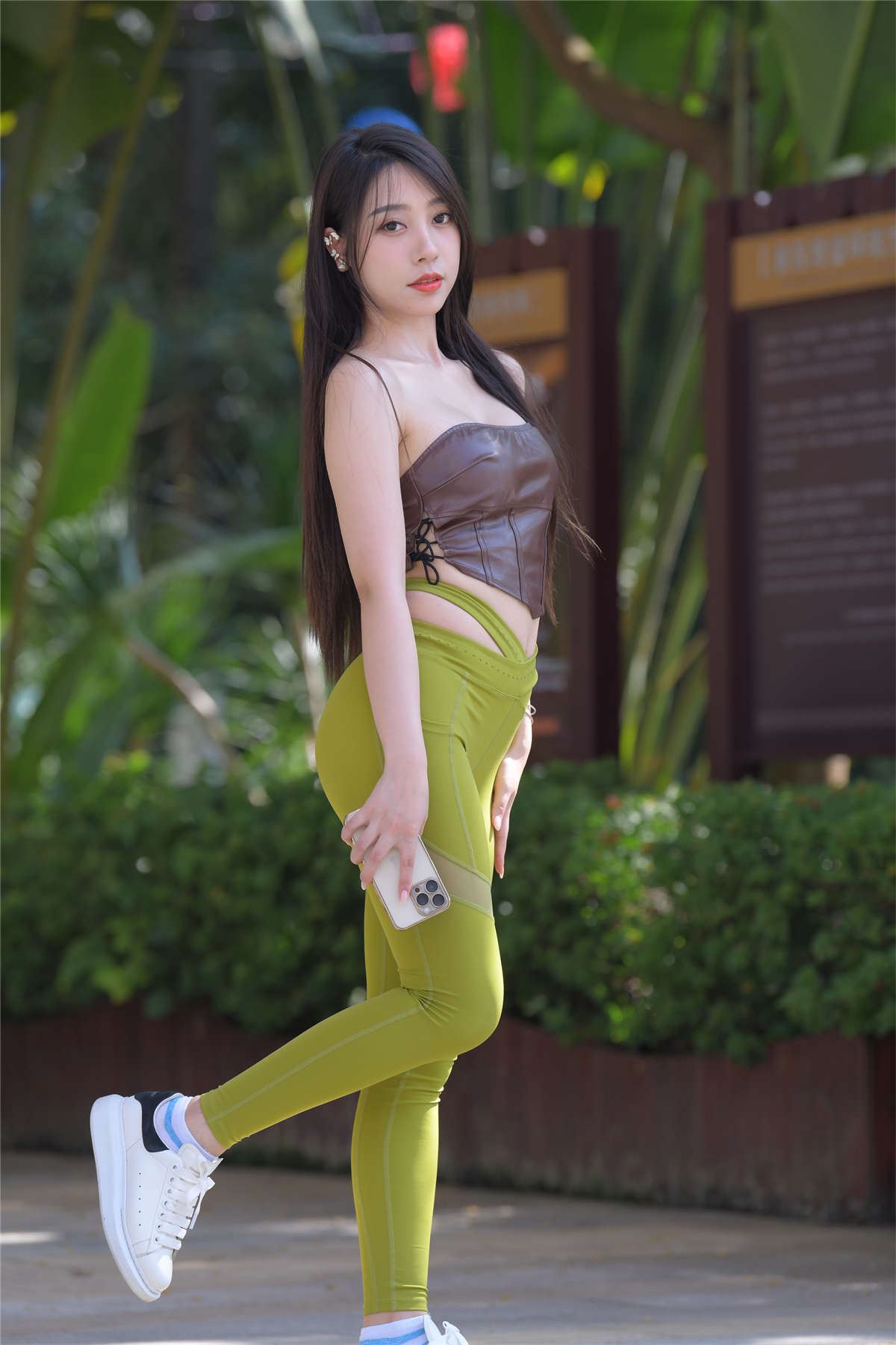 一始街拍作品 - 绿色瑜伽美女