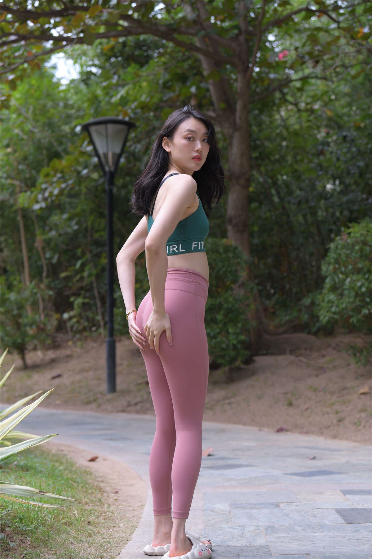 一始街拍作品 - 粉色瑜伽裤美女