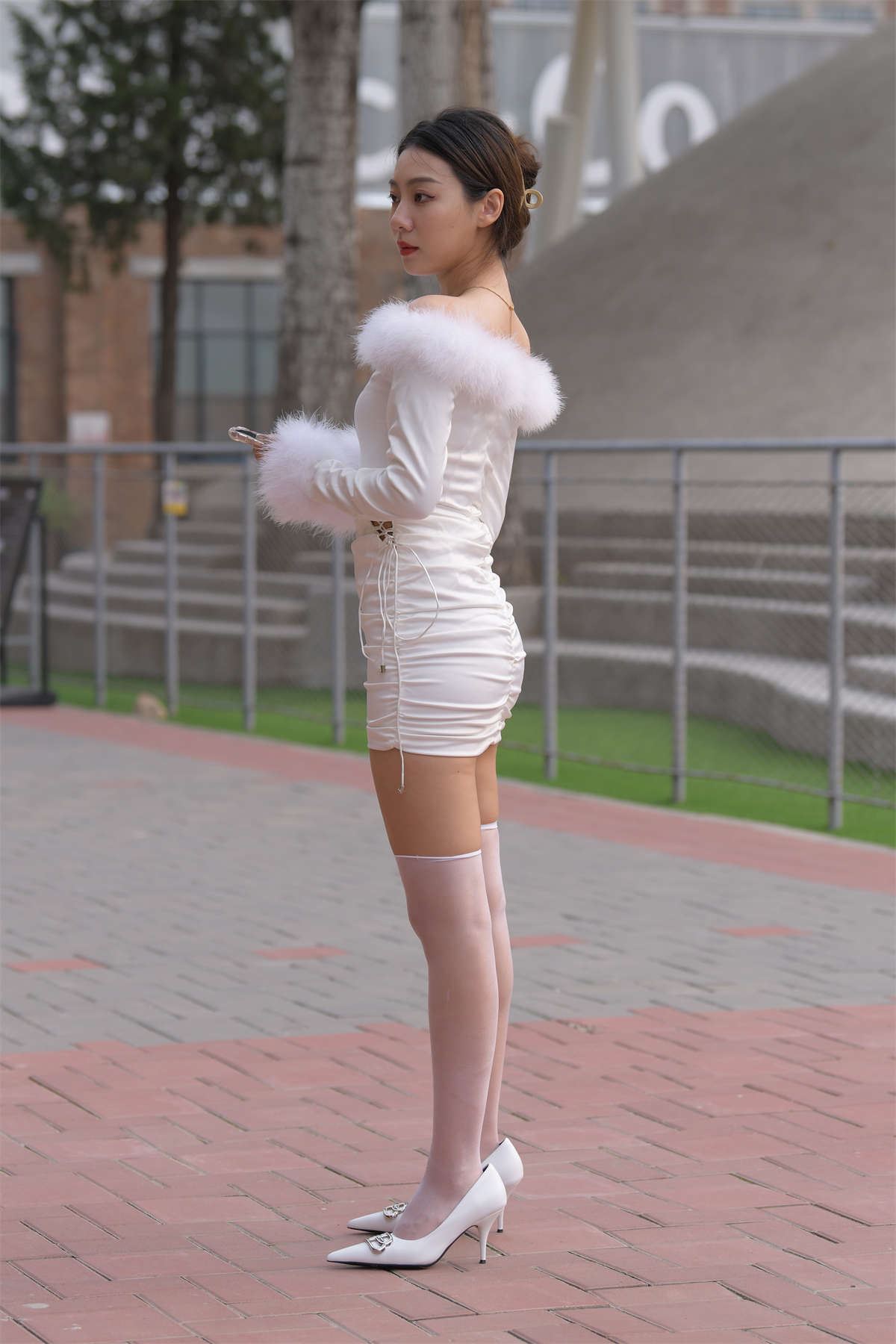 一只麋鹿摄影作品 - 白裙美女