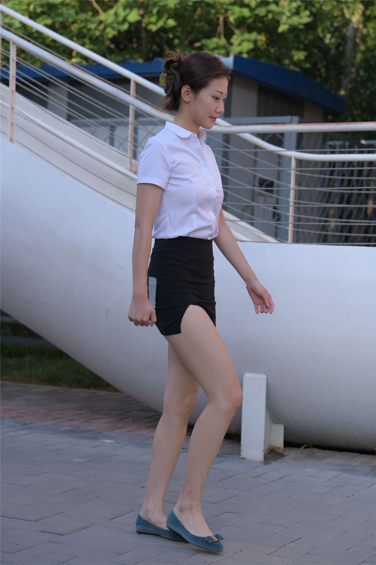 一只麋鹿摄影作品 - 黑色制服包臀裙美女