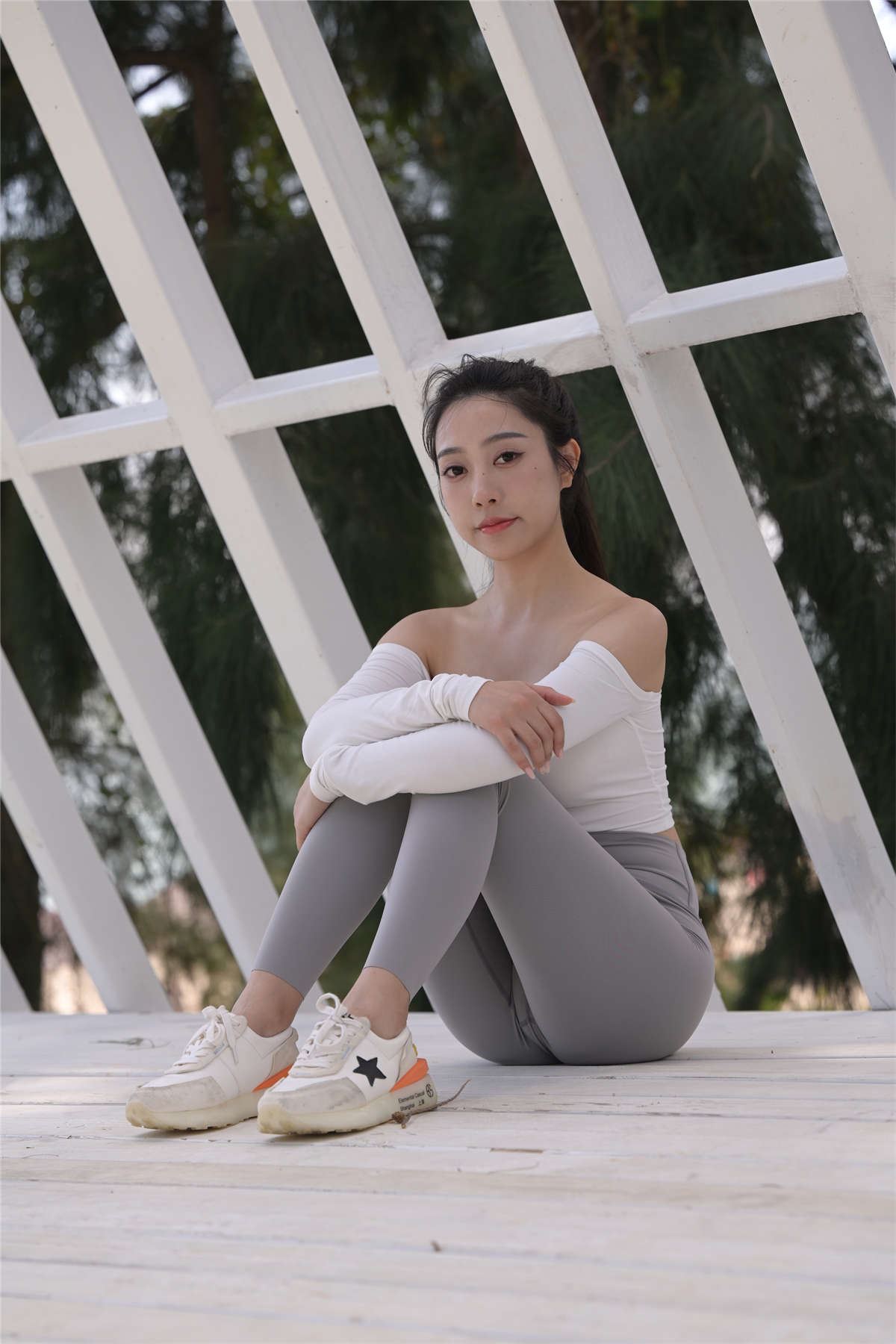 一始街拍作品 - 灰色瑜伽裤美女