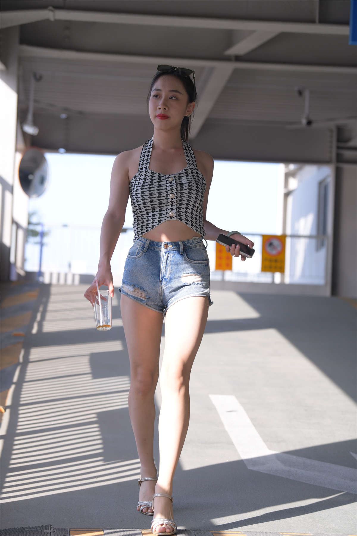 一始街拍作品 牛仔热裤美女