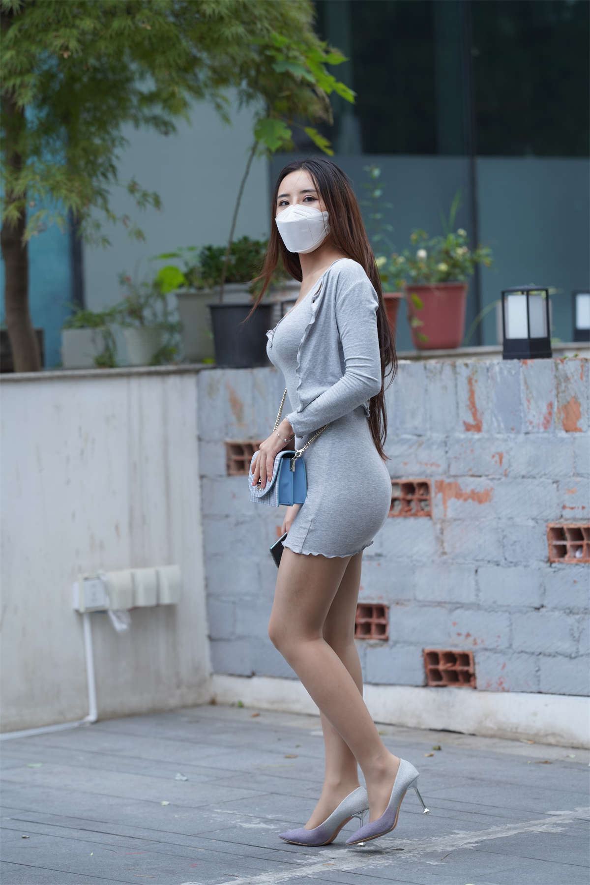 灰色修身短裙
